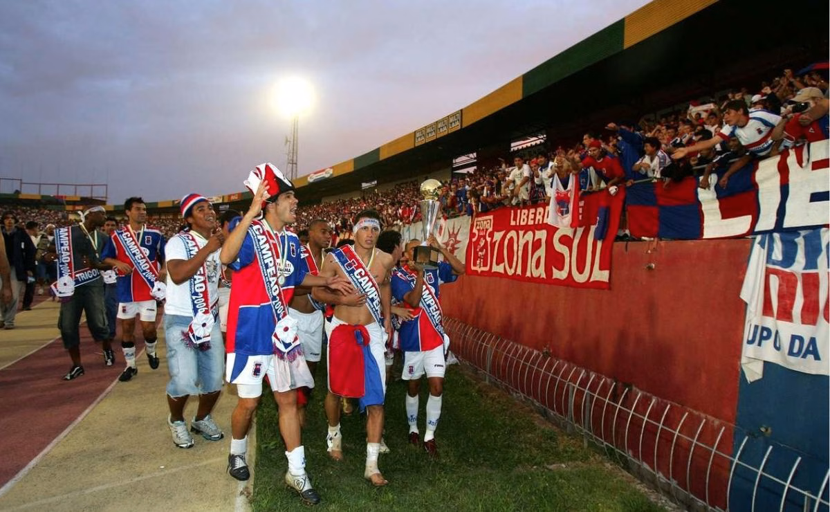 Jogadores do Paraná Clube comemoram título estadual de 2006.