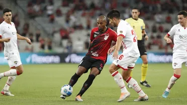 “Feliz e em casa”, Fernandinho volta à Libertadores após 17 anos e como melhor em campo