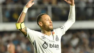 “Último romântico”: Neymar ‘apanha’, leva susto e Santos tropeça na reestreia do craque