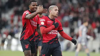 Vitor Roque salvou o Athletico e Coritiba derreteu em Fortaleza