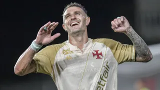 Coritiba busca novo camisa 9 e avalia nomes de peso