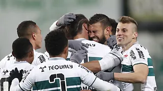 Coritiba conhece limites, mas é competitivo; Athletico não tem cacife para poupar titulares