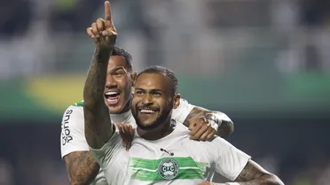 Brumado marca duas vezes, mas Coritiba vacila em casa e empata com o líder