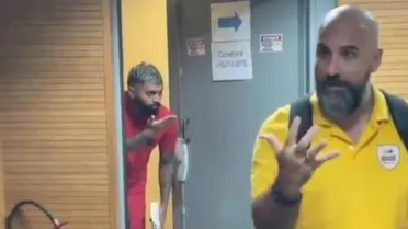 Gabigol “interrompe” coletiva de Dorival Júnior e manda beijo para técnico; veja o vídeo