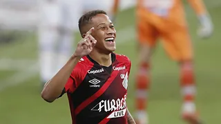 Com apenas mais um ano de contrato, Vitinho recebe sondagens da Europa