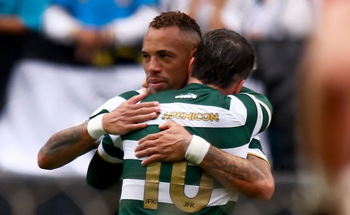 Breno Lopes abraça o meia Josué durante comemoração de gol do Coritiba contra o Santos.