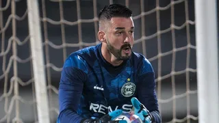 Experiente, goleiro do Coritiba chora após vitória: “Senti aquela emoção de moleque”