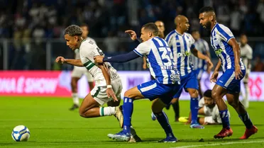 Coritiba leva gol no fim e perde para o Avaí, que vence a primeira