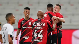 Um bom Furacão sai na frente do Santos: 1×0