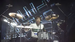Baterista ‘rouba a cena’ com camisa do Coritiba no show do Maroon 5