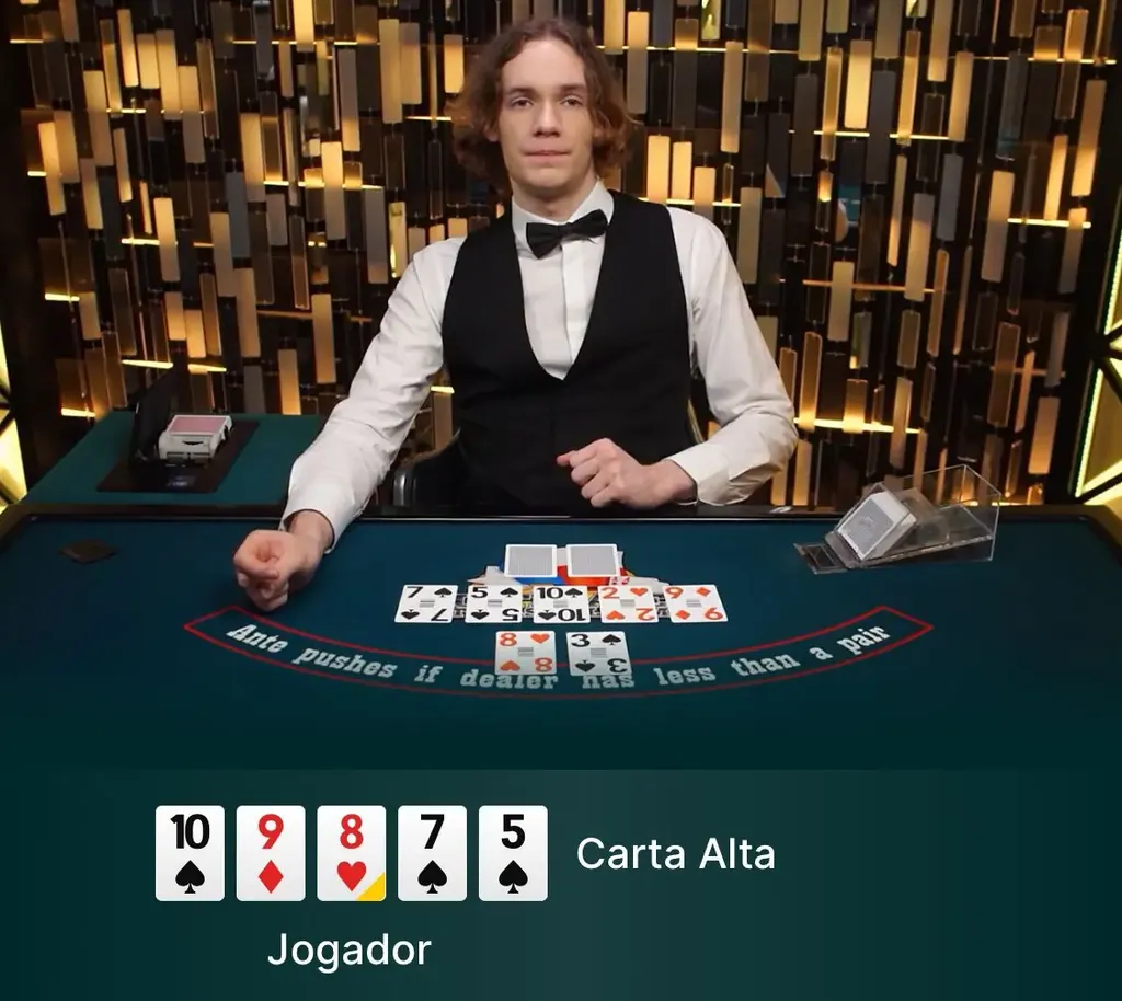 Mesa de poker ao vivo com dealer e cartas reveladas.