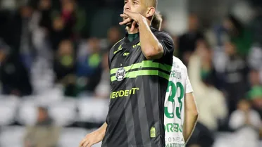 Após passagens por Coritiba e clube belga, Slimani fecha com novo time