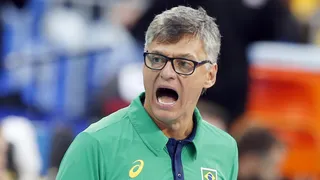 Técnico da seleção de vôlei passa por cirurgia por conta de trombose