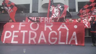 “Fora, Petraglia”: Torcida do Athletico protesta e pressiona diretoria