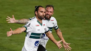 Com dois de Léo Gamalho e gol nos acréscimos, Coritiba vence o Operário