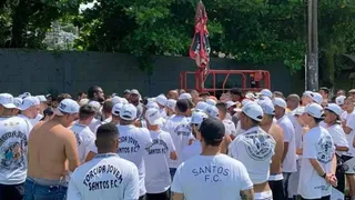 Torcedores organizados invadem CT do Santos para cobrar elenco e direção