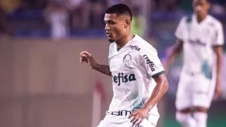 Jogador do Palmeiras é alvo de ofensas racistas após queda na Copinha