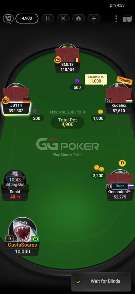  Jogo de poker Texas Holdem com seis jogadores na GGpoker no momento do flop.