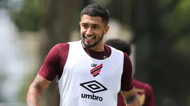 Reforços do Athletico treinam, mas vão ficar fora de decisão no Paranaense