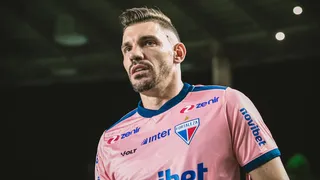 Ex-goleiro do Paraná Clube aparece entre os dez melhores do mundo