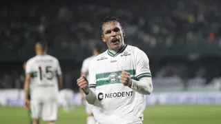 Coritiba bate o América-MG, vence primeira em casa e deixa lanterna do Brasileirão