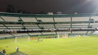 Torcida do Coritiba protesta com faixa no Couto: “Primeira divisão obrigação”