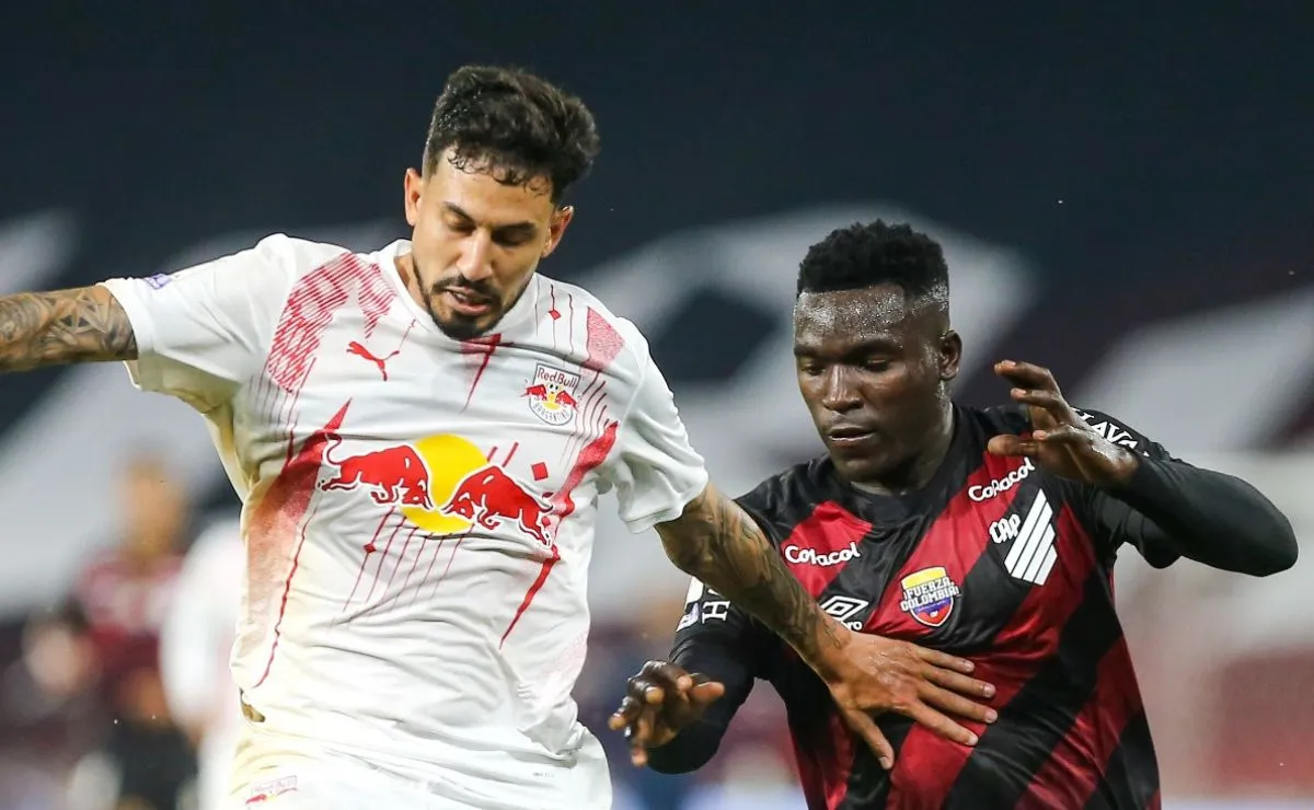Pedro Henrique e Kevin Viveros disputam jogada durante Athletico x Bragantino pelo Brasileirão