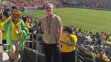 Odair Hellmann assiste estreia do Brasil na Copa e canta com a torcida do Athletico