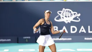 Bia Haddad luta, mas perde da número 1 do mundo e cai na semifinal de Roland Garros