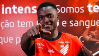 Athletico anuncia colombiano com número 9 e apelido