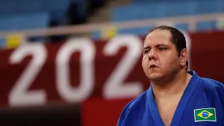 Rafael Silva para em Teddy Riner e perde a chance do bronze no judô