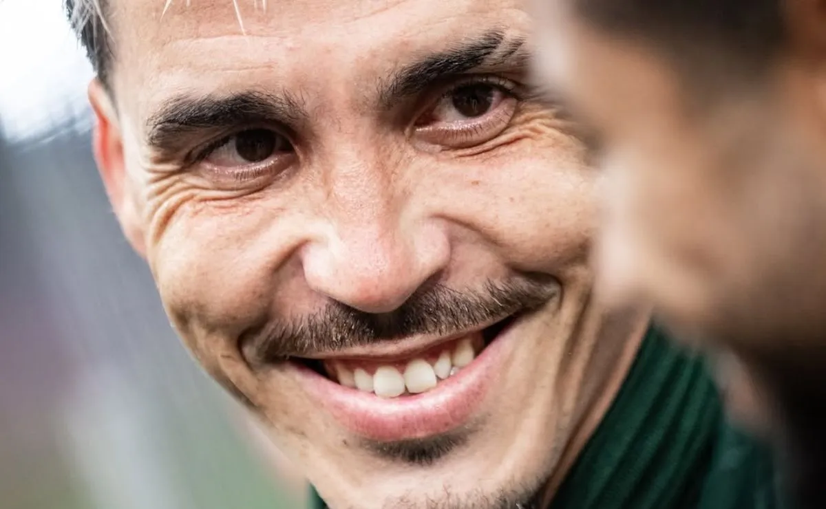 O meia Josué sorri durante a vitória do Coritiba sobre o Corinthians pelo Brasileirão.