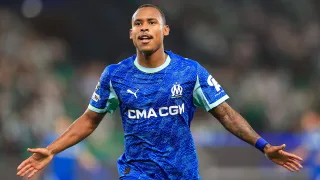 Ex-Coritiba marca golaço, mas não evita derrota do Marselha na Champions