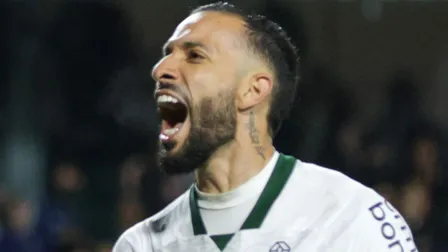 Coritiba goleia, encerra jejum no Couto e vira líder da Série B