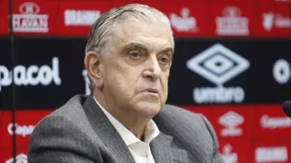 Torcida organizada do Athletico vai até o CT cobrar diretoria e Petraglia responde
