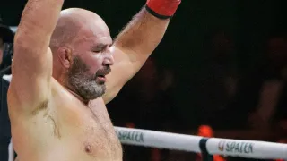 Glover revela emoção com Poatan no córner em luta contra Shogun