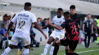 Athletico sofre gol nos acréscimos, fica no empate e mantém tabu contra o Santos