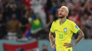 Neymar deixa hotel em Doha discretamente e apoiado por pequeno grupo de fãs