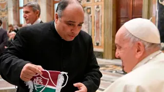 Papa recebe camisa e bandeira do Fluminense entregues por brasileiros no Vaticano