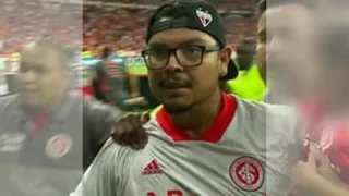 Torcedor que invadiu campo com filha no colo para brigar responderá a dois inquéritos