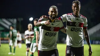 Flamengo vence fácil o Goiás, alivia pressão e entra no G4 do Brasileirão
