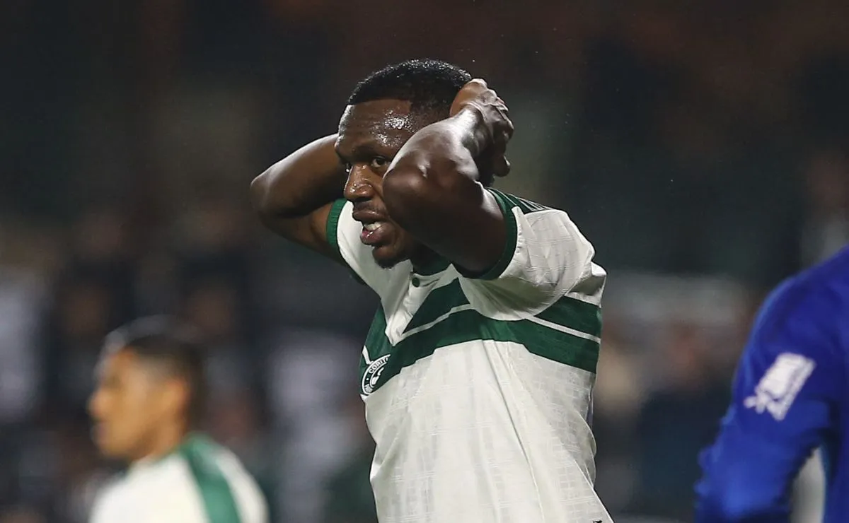 Jacy lamenta durante a derrota do Coritiba para o Cruzeiro, no Couto Pereira, pelo Campeonato Brasileiro.