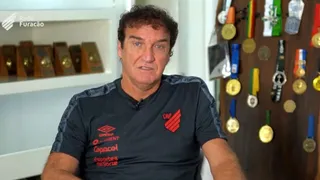 Cuca se diz aliviado no Athletico após Justiça da Suíça anular condenação por estupro
