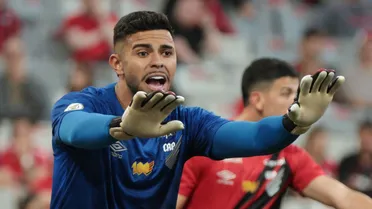 Goleiro do Athletico faz cera e árbitro aplica nova regra de forma inédita