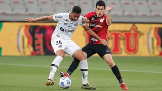 Athletico vence o Santos, pressiona, mas desperdiça chance de matar confronto