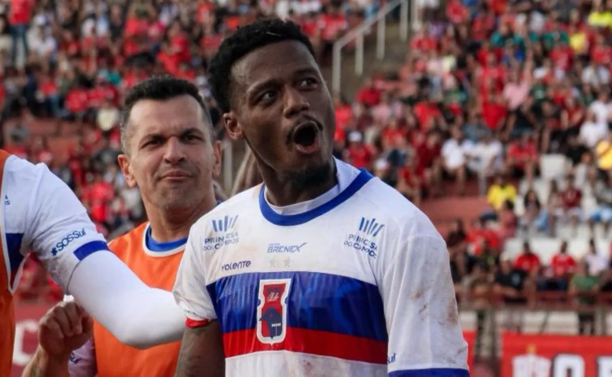 Thiaguinho comemora gol do Paraná Clube contra o Paranavaí na primeira final da Segundona Paranaense.