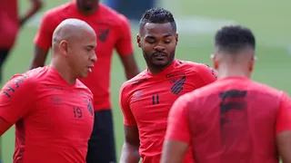 Com voltas de Nikão e Kayzer, Athletico inicia preparação para encarar o líder