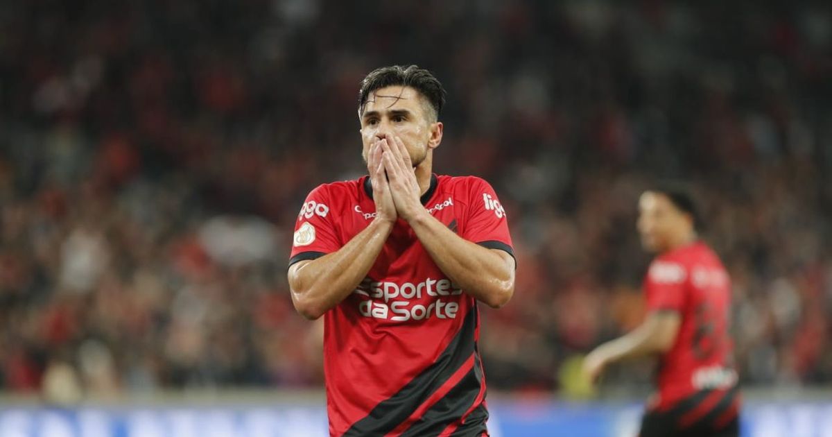 Ex-Athletico, polêmico atacante quebra jejum antes de encarar o Coritiba