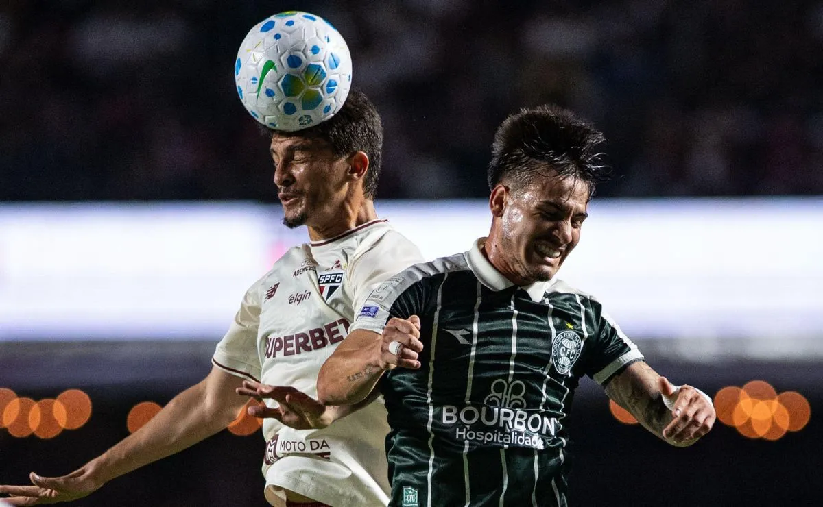 Jogadores de Coritiba e São Paulo disputam a bola durante partida pelo Brasileirão