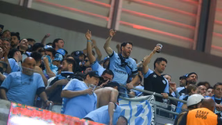 Torcida do Belgrano invade Curitiba com show na Arena, motor home e parilla na rua